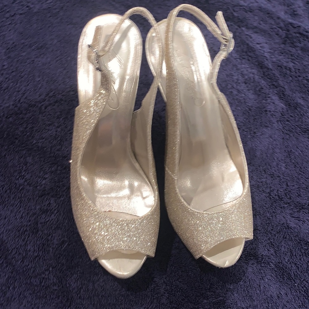 Gold sparkle heels! Size 7